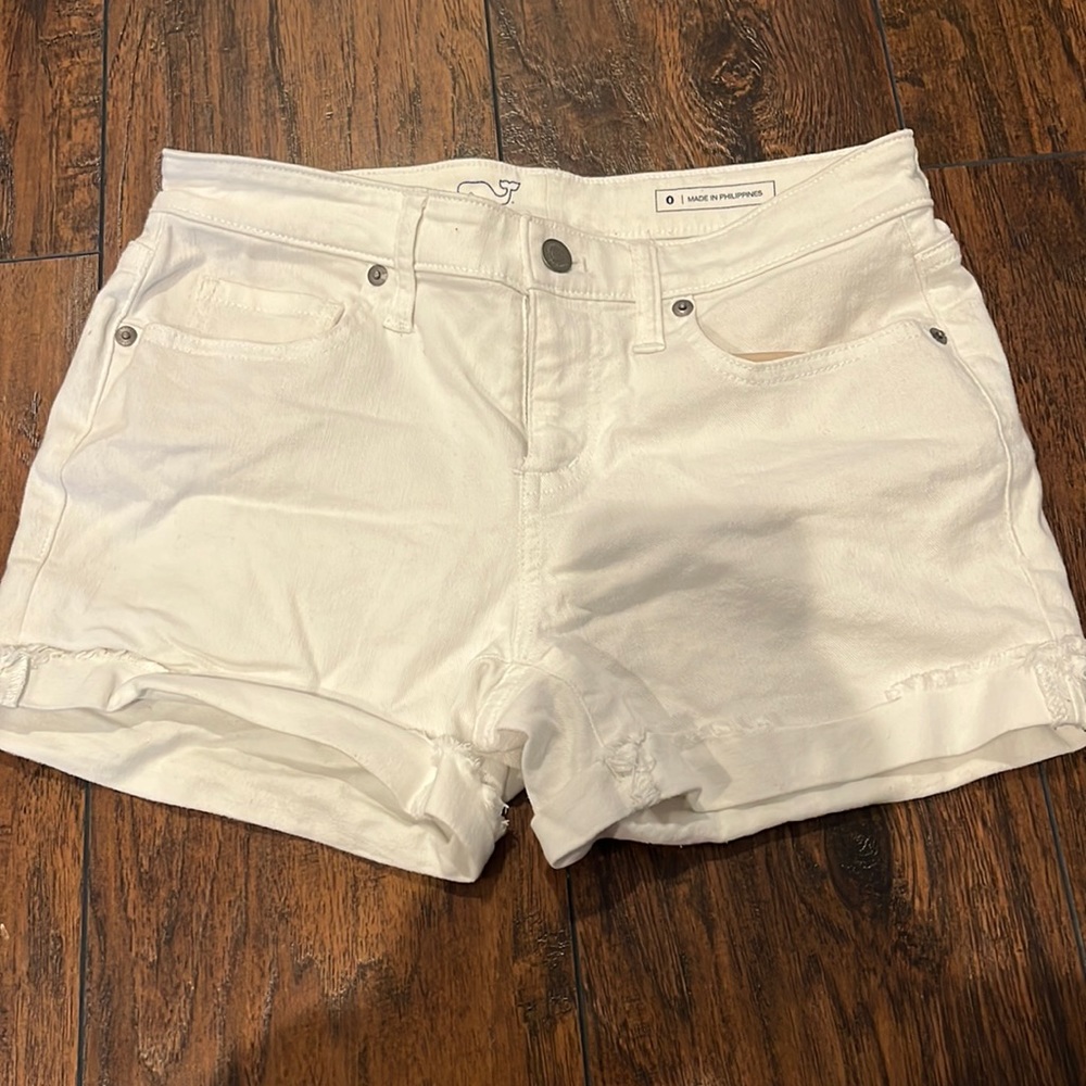 White vineyard vine shorts